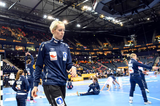 Norges målvakt Katrine Lunde värmer upp