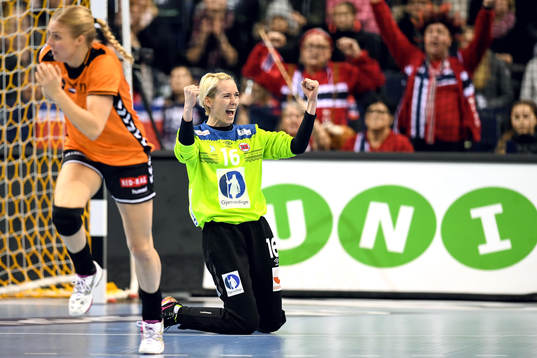 Norges målvakt Katrine Lunde jublar