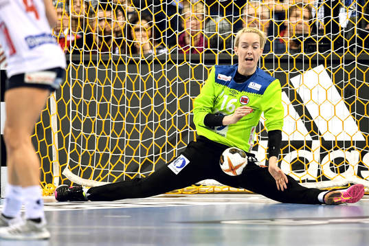 Norges målvakt Katrine Lunde räddar