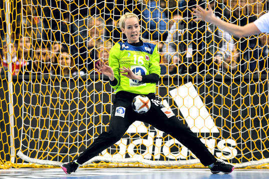 Norges målvakt Katrine Lunde räddar