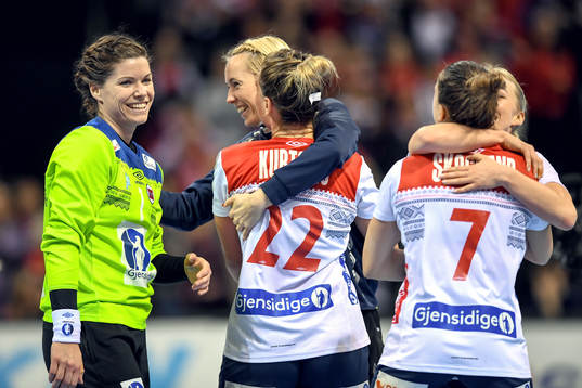 Norges målvakt Kari Aalvik Grimsbö och målvakt Katrine