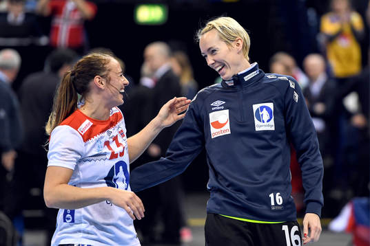 Norges Camilla Herrem och målvakt Katrine Lunde jublar