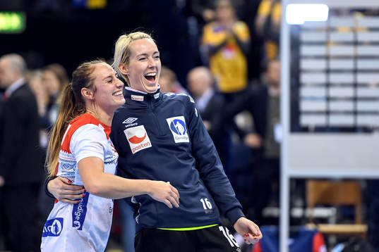 Norges Camilla Herrem och målvakt Katrine Lunde jublar