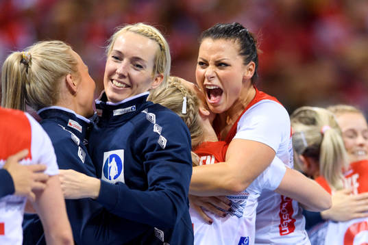 Norges målvakt Katrine Lunde och Nora Mørk jublar