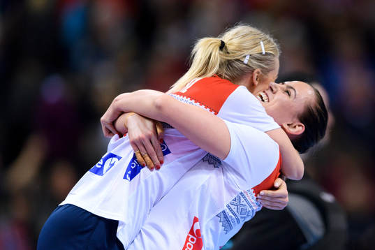 Norges Stine Bredal Oftedal och Emelie Hegh Arntzen jublar
