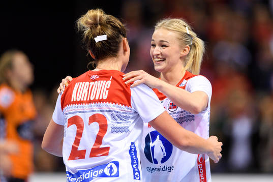 Norges Amanda Kurtovic och Stine Bredal Oftedal jublar