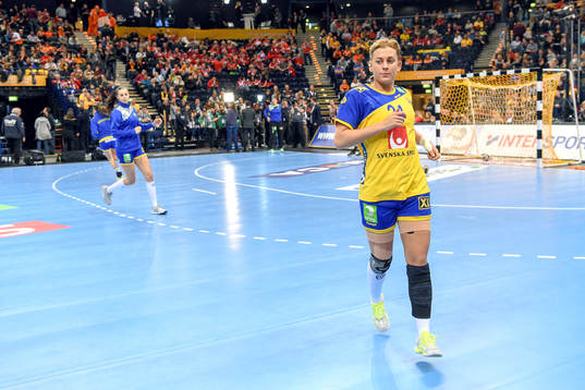 Sveriges Nathalie Hagman värmer upp