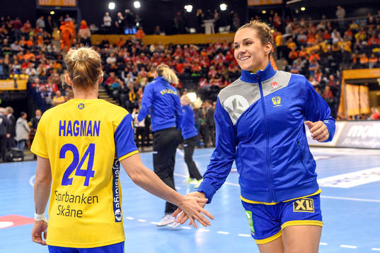 Sveriges Nathalie Hagman och Sabina Jacobsen värmer upp