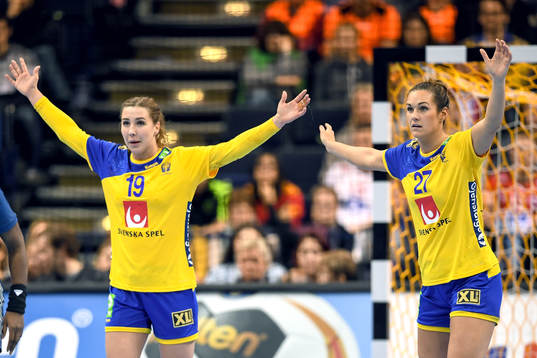 Sveriges Anna Lagerquist och Sabina Jacobsen i försvaret