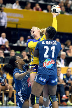 Sveriges Hanna Blomstrand och Frankrikes Siraba Dembele och