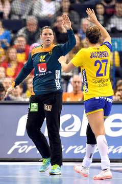 Sveriges målvakt Filippa Idéhn och Sabina Jacobsen jublar