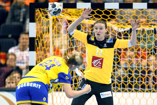 Sveriges Nathalie Hagman och Frankrikes målvakt Amandine