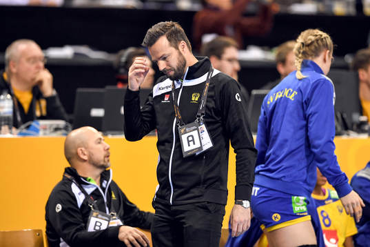 Sveriges förbundskapten Henrik Signell deppar
