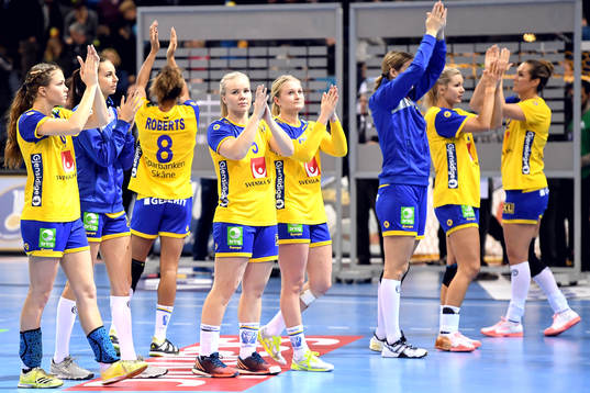 De svenska spelarna tackar publiken