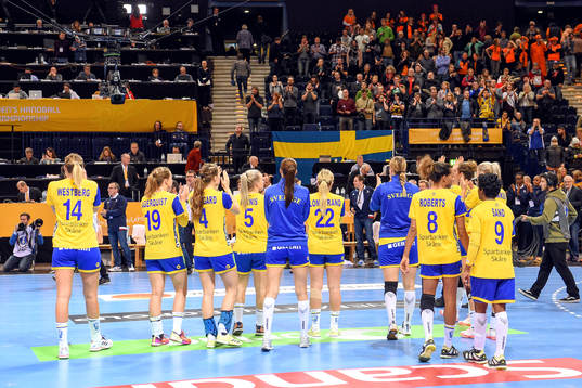 De svenska spelarna tackar publiken