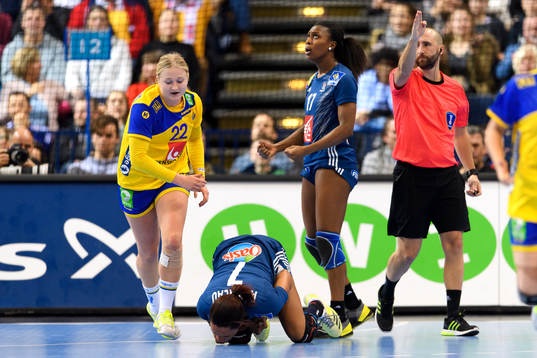 Sveriges Hanna Blomstrand, Frankrikes Allison Pineau och