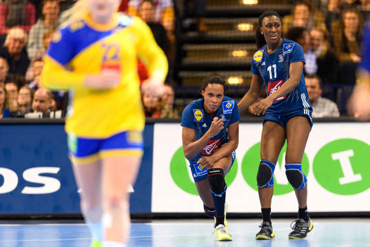 Frankrikes Allison Pineau och Siraba Dembele i semifinalen