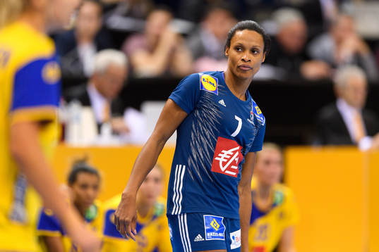 Frankrikes Allison Pineau i semifinalen mellan Sverige och