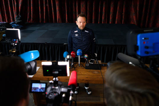 Norges förbundskapten Thorir Hergeirsson blir intervjuad