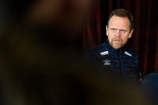Norges förbundskapten Thorir Hergeirsson blir intervjuad