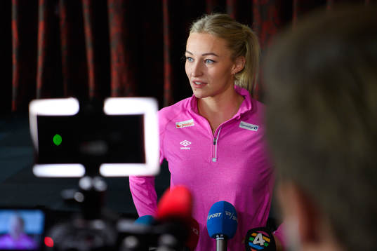 Stine Bredal Oftedal blir intervjuad på en pressträff med
