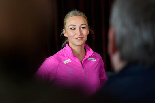 Stine Bredal Oftedal blir intervjuad på en pressträff med