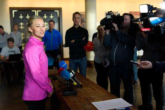 Stine Bredal Oftedal blir intervjuad på en pressträff med
