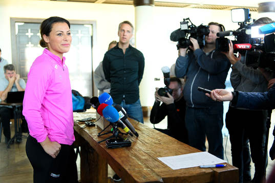 Nora Mørk blir intervjuad på en pressträff med det