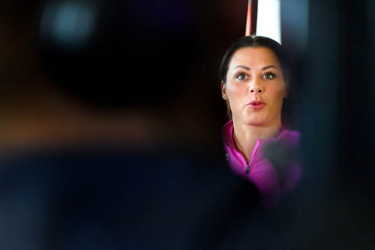 Nora Mørk blir intervjuad på en pressträff med det