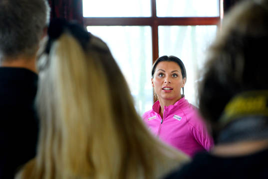 Nora Mørk blir intervjuad på en pressträff med det