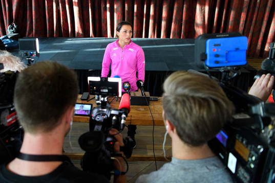 Nora Mørk blir intervjuad på en pressträff med det