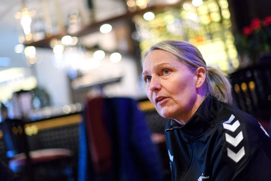 Förbundskapten Helle Thomsen blir intervjuad på en
