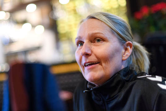 Förbundskapten Helle Thomsen blir intervjuad på en