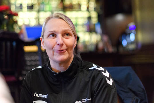 Förbundskapten Helle Thomsen blir intervjuad på en