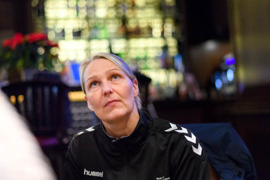 Förbundskapten Helle Thomsen blir intervjuad på en