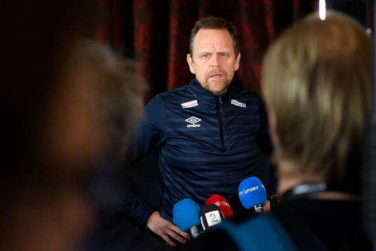 Förbundskapten Thorir Hergeirsson blir intervjuad på en
