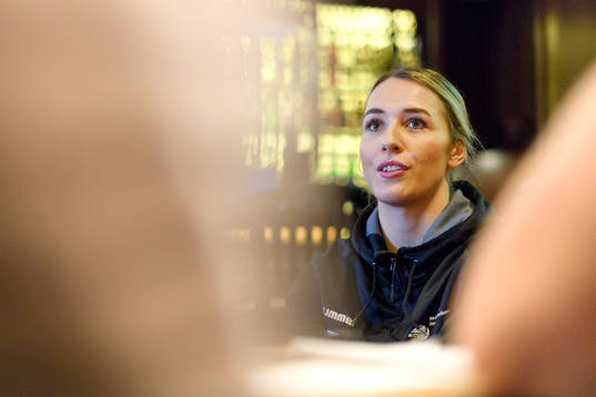 Lois Abbingh blir intervjuad på en pressträff med det