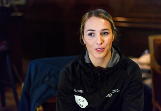 Lois Abbingh blir intervjuad på en pressträff med det
