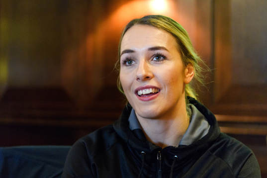 Lois Abbingh blir intervjuad på en pressträff med det