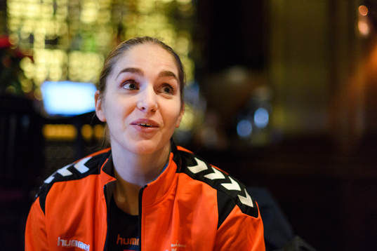 Laura van der Heijden blir intervjuad på en pressträff