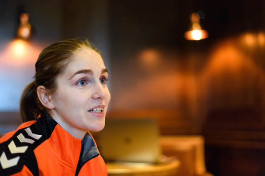 Laura van der Heijden blir intervjuad på en pressträff