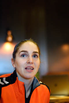 Laura van der Heijden blir intervjuad på en pressträff