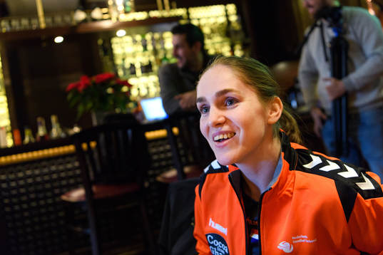 Laura van der Heijden blir intervjuad på en pressträff