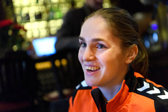 Laura van der Heijden blir intervjuad på en pressträff