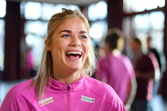 Veronica Egebakken Kristiansen blir intervjuad på en