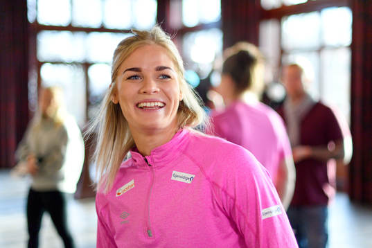 Veronica Egebakken Kristiansen blir intervjuad på en