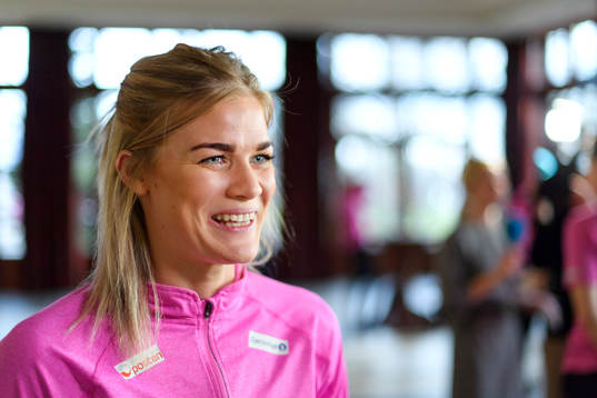 Veronica Egebakken Kristiansen blir intervjuad på en