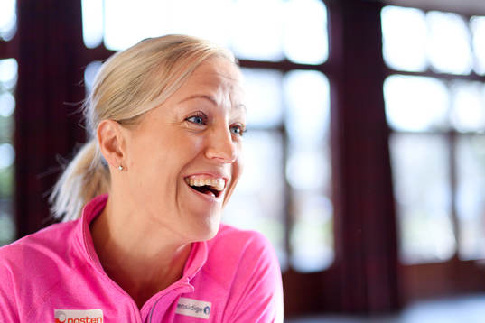 Heidi Løke blir intervjuad på en pressträff med det