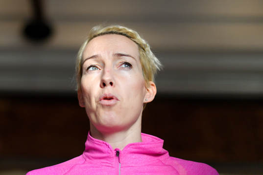 Målvakt Katrine Lunde blir intervjuad på en pressträff