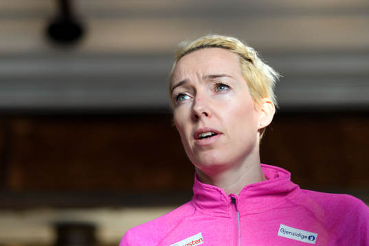 Målvakt Katrine Lunde blir intervjuad på en pressträff